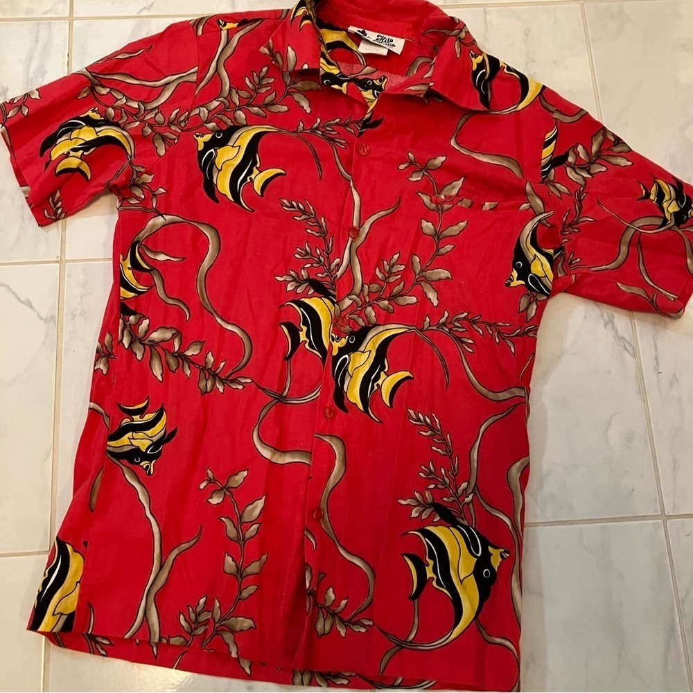 Hilo Hattie red / yellow short sleeve button up top. Made in Hawaii! EUC!
